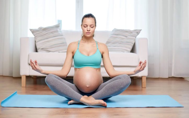 Embarazada meditando Merca2.es