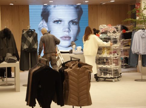 EuropaPress_4849824_varios_trabajadores_ultiman_apertura_macrotienda_zara_boulevard_austria Varios trabajadores ultiman la apertura de la macrotienda de Zara (Inditex) en el Boulevard Austria de València,