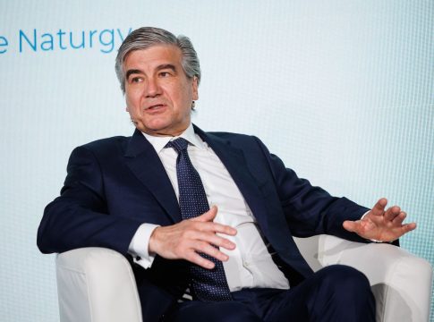 Reynes Naturgy sentado