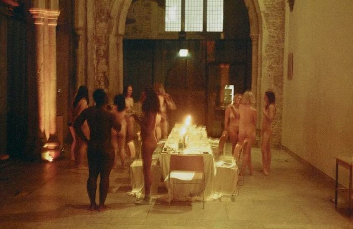 La desnudez juega un papel fundamental en la experiencia