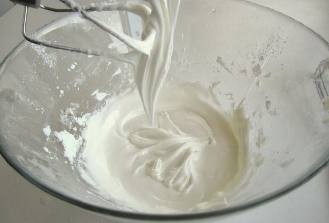 Prepara un almíbar y baña las rosquillas