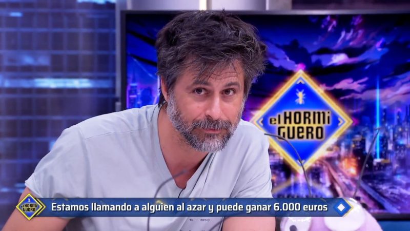 Hugo Silva hace la llamada de la tarjeta premiada