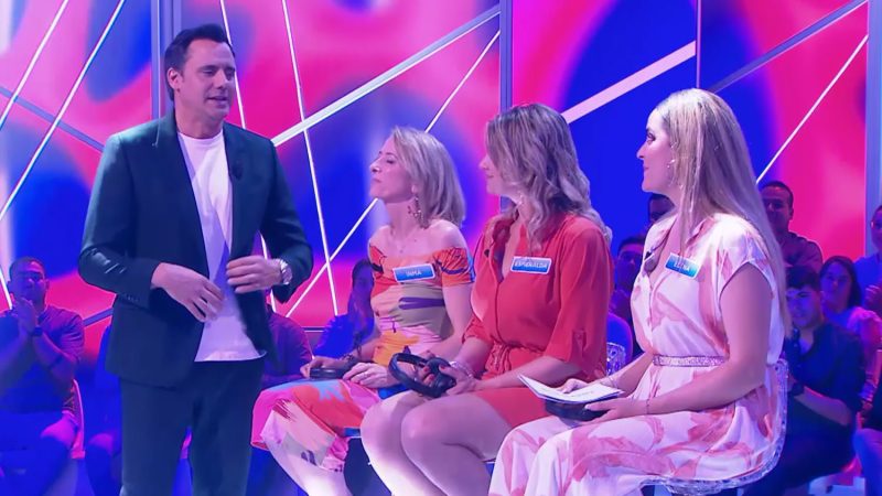 Ion Aramendi y un grupo de concursantes