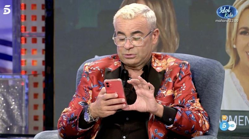 Jorge Javier con su movil Merca2.es