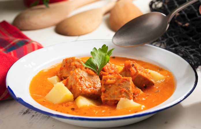 Cómo preparar un reparador marmitako de salmón, una versión más suave que el original 56 Merca2.es Marmitako de salmón, una receta exquisita y fácil de preparar