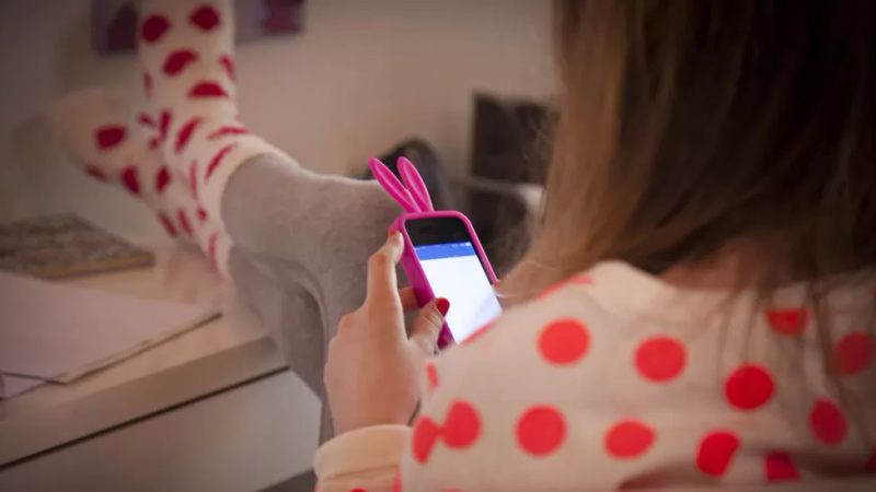 Nina con telefono movil Merca2.es