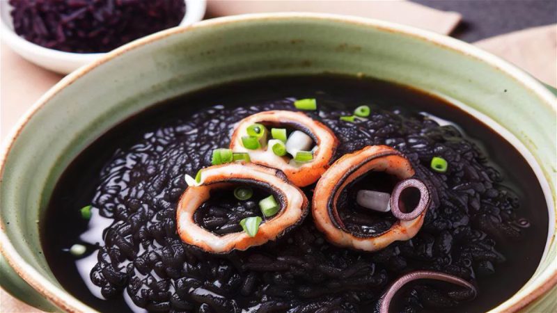 Plato de arroz negro con calamares y sepia