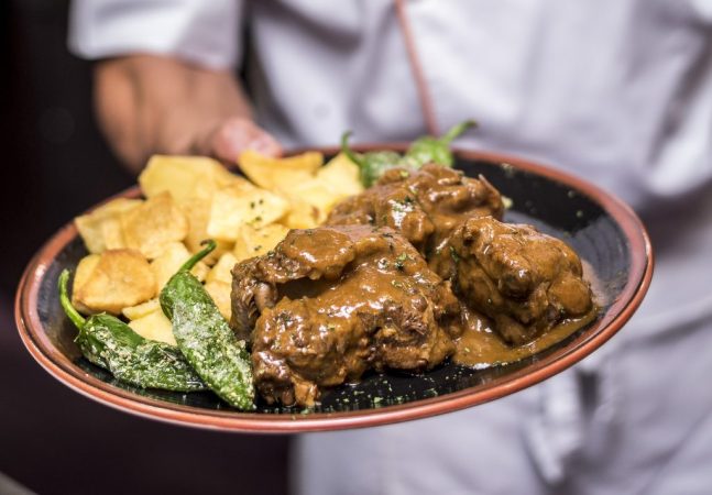 Estofado de rabo de toro cordobés: Un manjar tradicional 18 Merca2.es Plato de rabo de toro Merca2.es