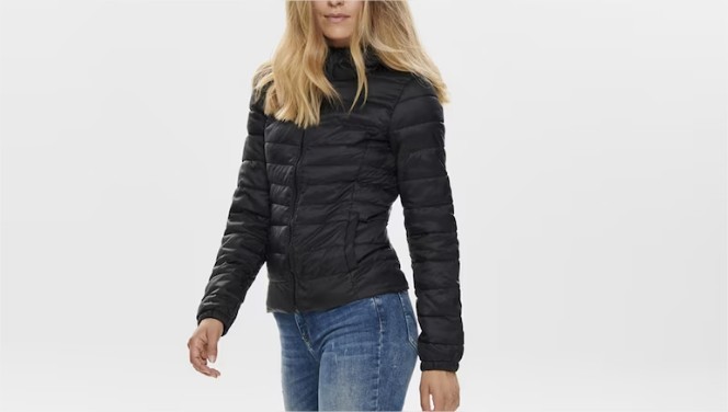 El Corte Inglés nos 'regala' estos básicos de armario para llevar a diario 2 Merca2.es Plumífero de mujer corto con capucha el corte ingles