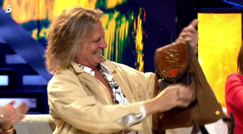 Pocholo muestra su mochila