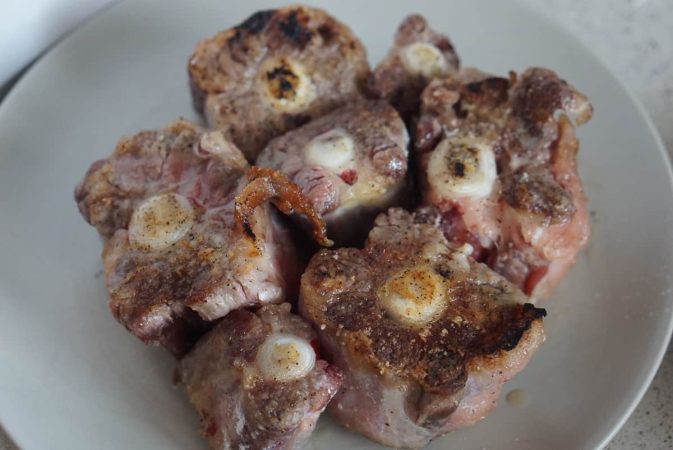 Prepara los trozos de rabo de toro