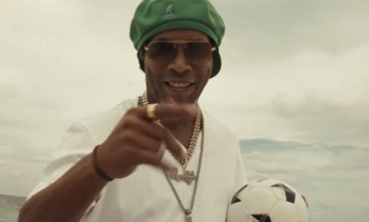 Ronaldinho en el videoclip de Where She Goes