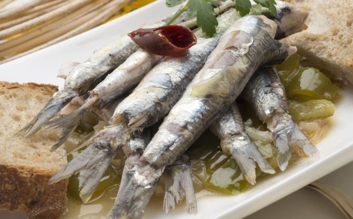 Servir las anchoas a la papillote