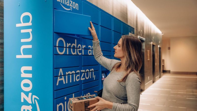 Amazon paga a sus clientes por ir a recoger su pedido 27 Merca2.es Usuaria de Amazon Locker