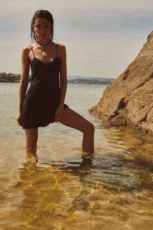 Vestido corto con lino bordados