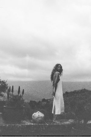 El vestido blanco halter de Zara, un fenómeno de ventas