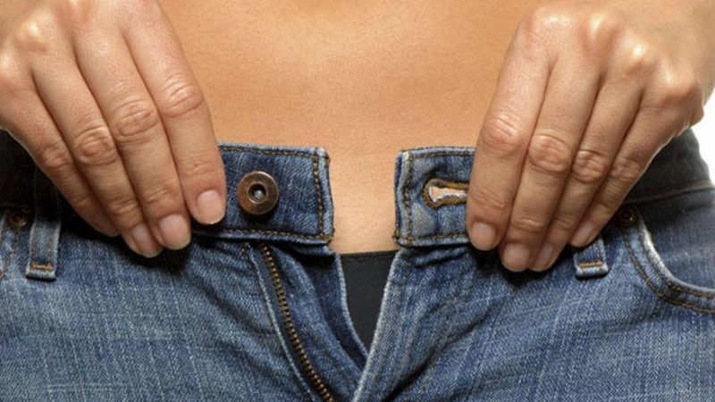 Esto es lo que le pasa a tu cuerpo cuando llevas ropa demasiado ajustada 4 Merca2.es boton pantalon Merca2.es