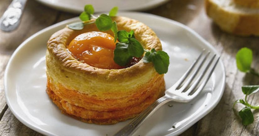 Preparación de los canapés de hojaldre de sobrasada, queso y almendra