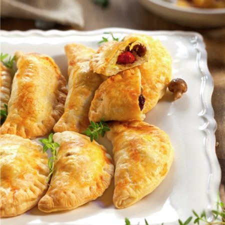 Preparación de los canapés de hojaldre como empanadillas de setas