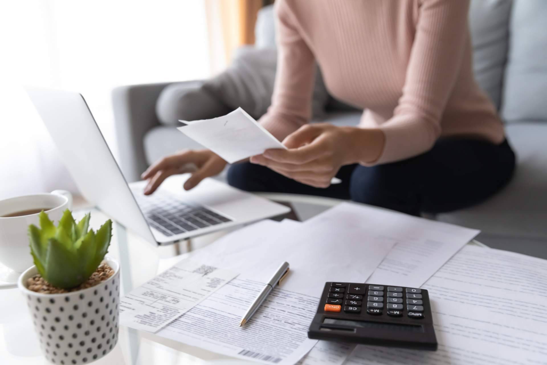 Perdonan una deuda de 38.546 euros a una administrativa de 59 años en Barcelona