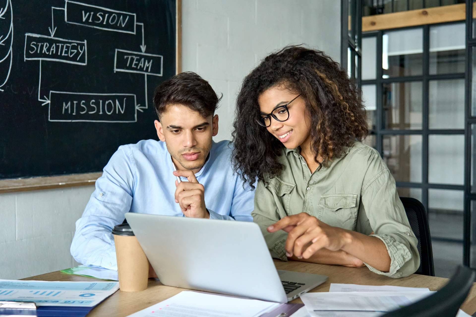 Su Community Manager utiliza LinkedIn Ads como una estrategia para atraer clientes