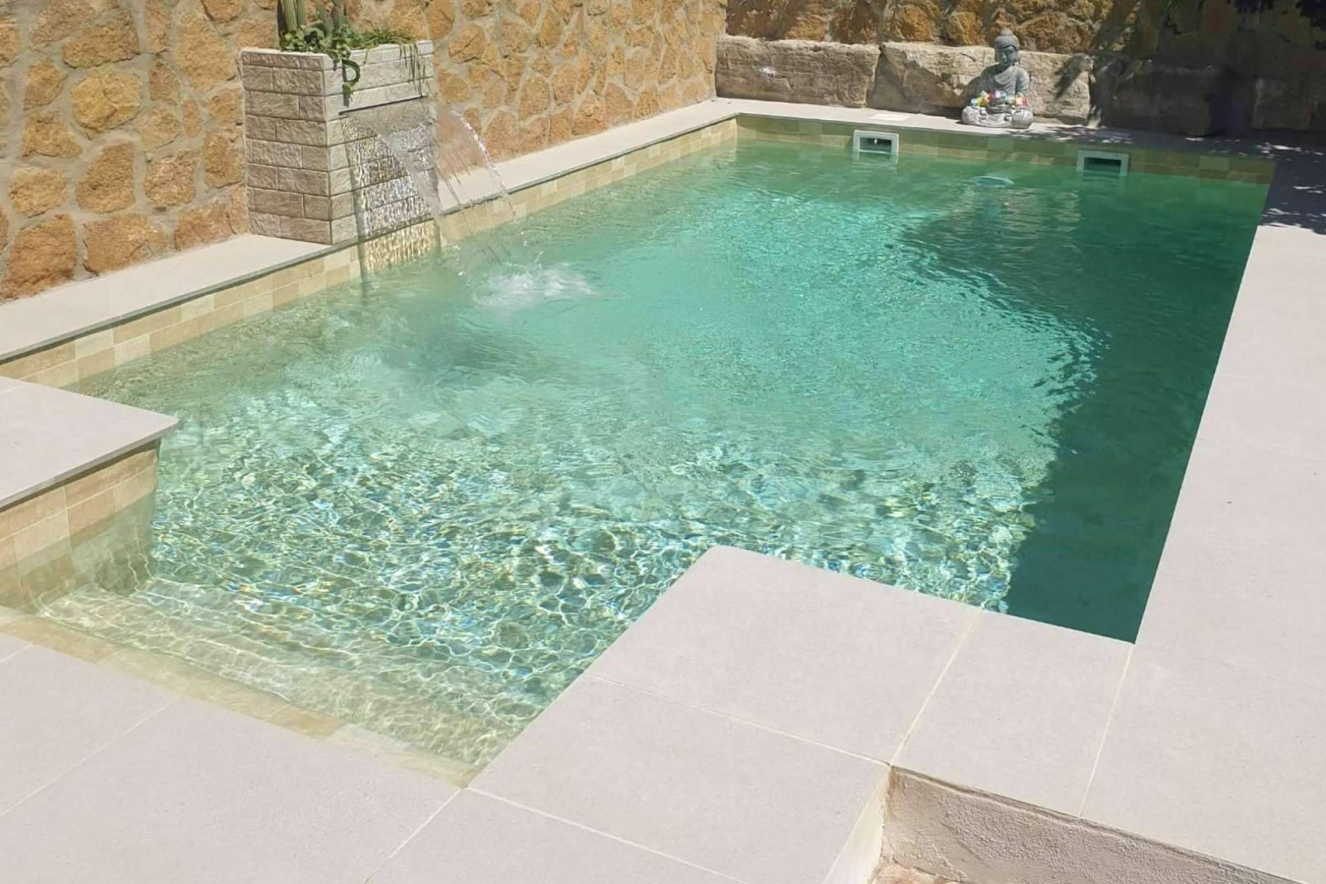 Esencial Pool ofrece piscinas modernas
