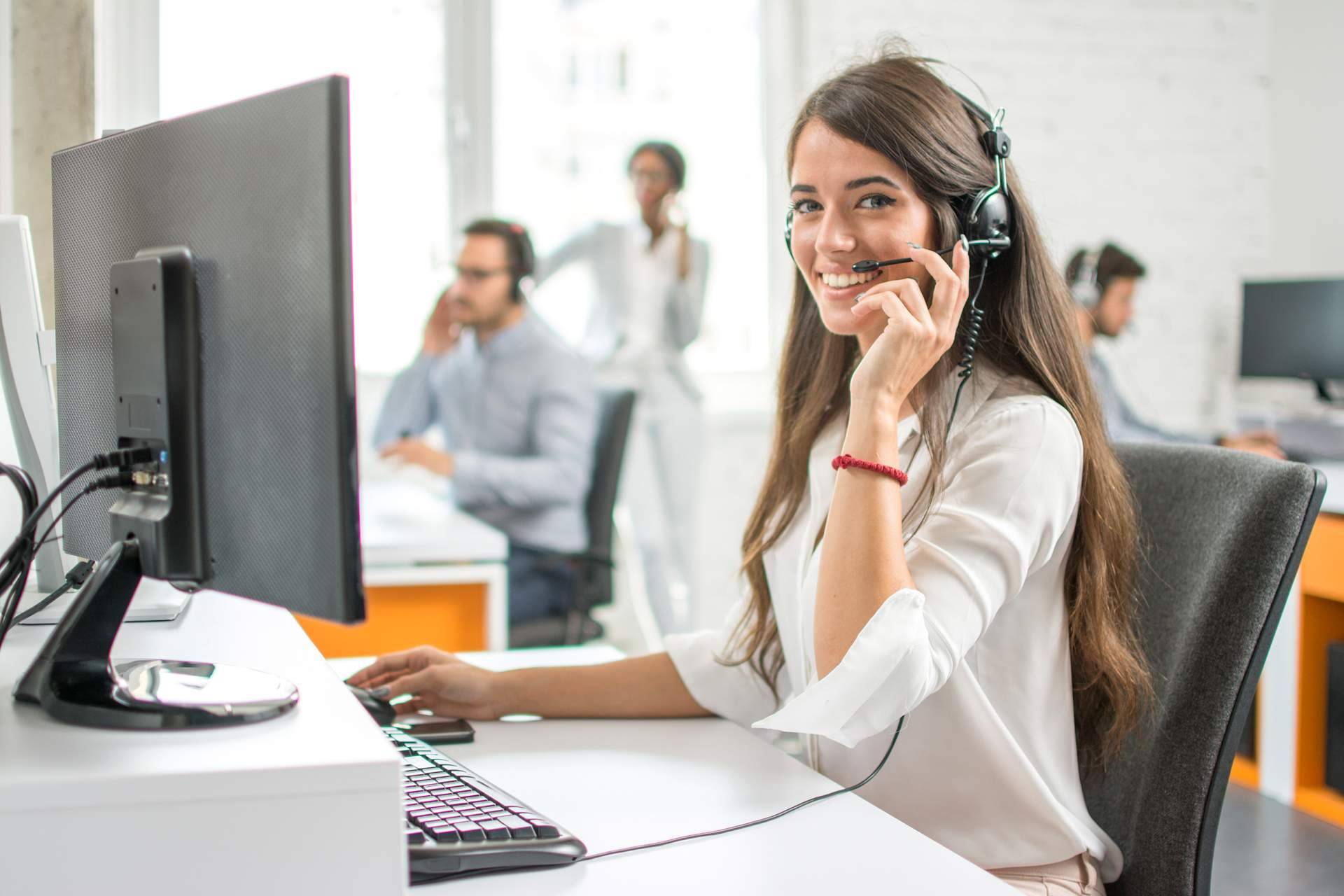 Mejorar la atención de un contact center mediante inteligencia artificial con indigitall