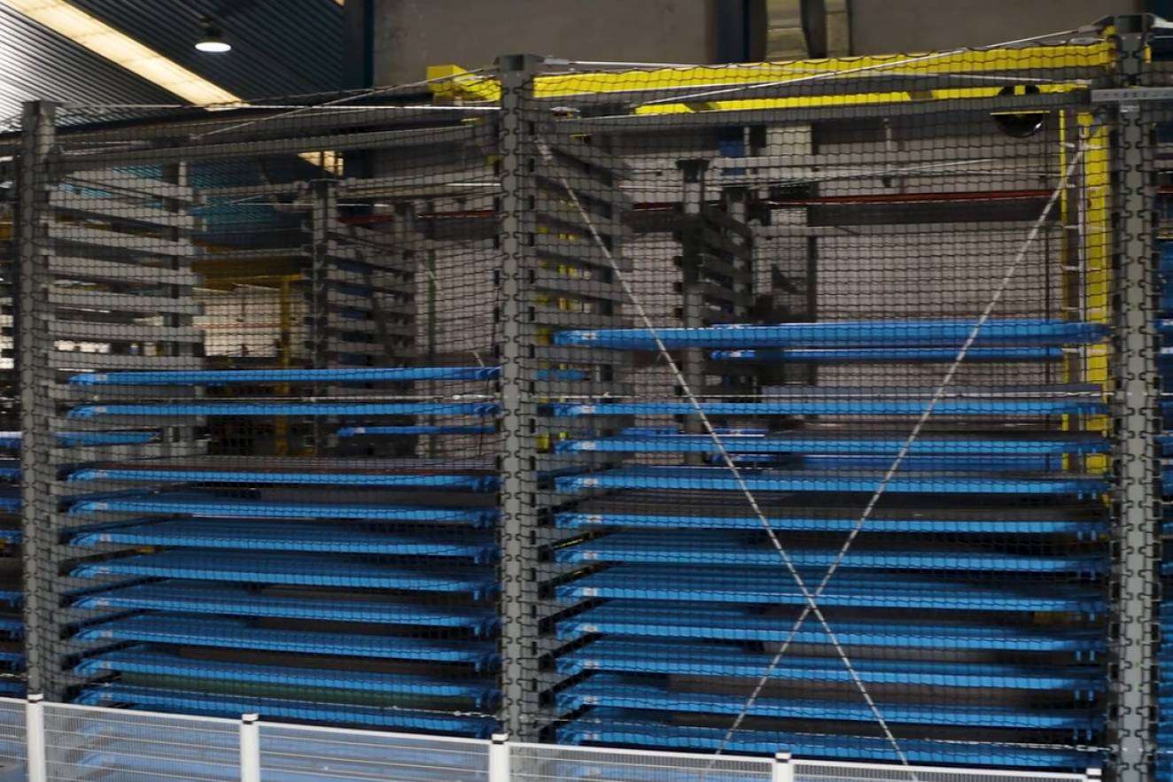El nuevo robot logístico para aumentar la variedad de productos y la capacidad de almacenaje de Tubos Paris