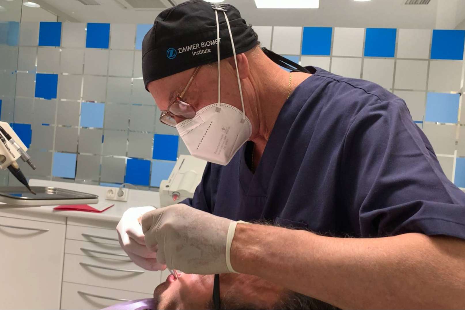 Silverio Blanco del Campo, más de 35 años cuidando de la salud bucodental de los asturianos