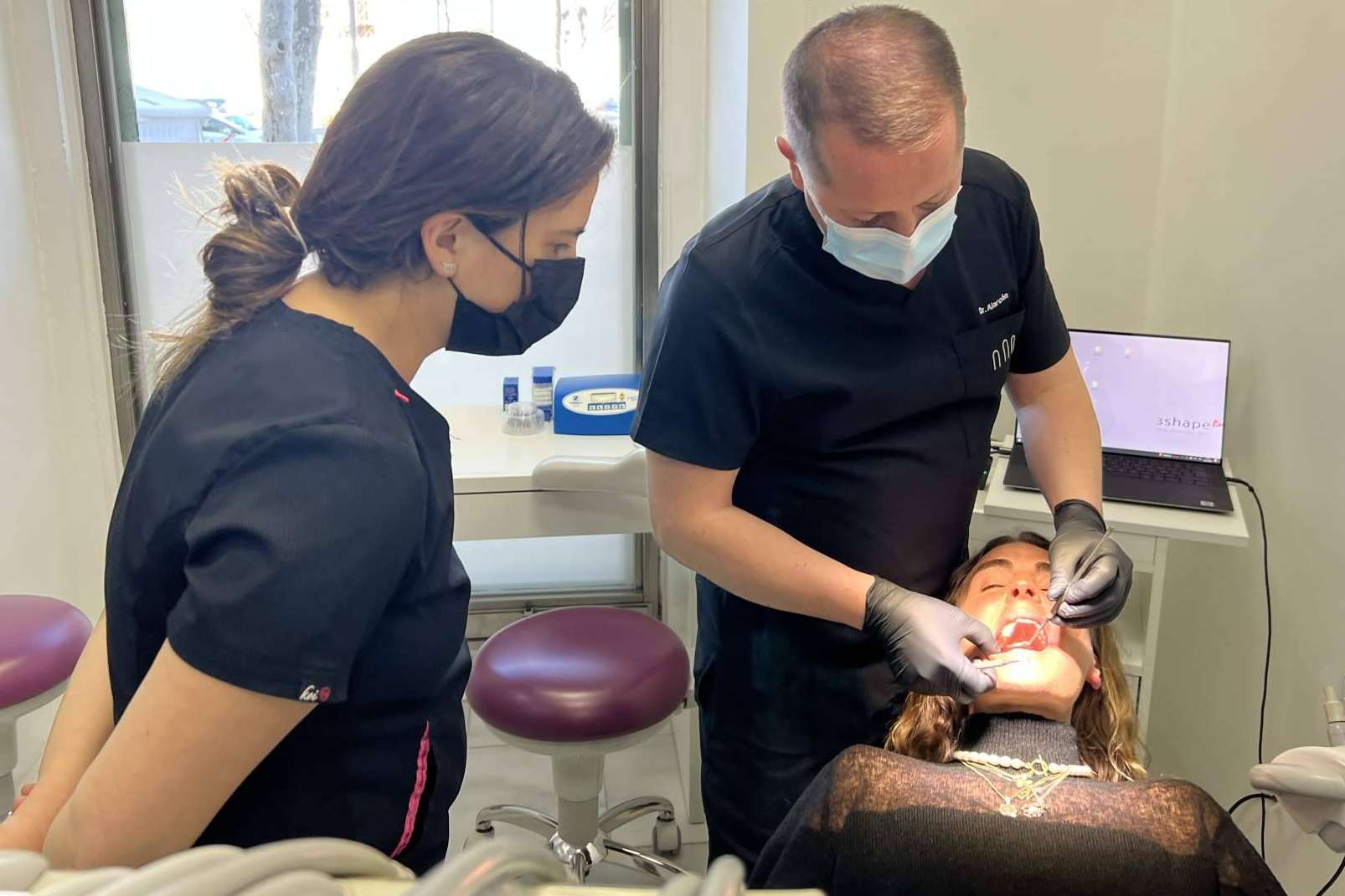 Clínica Puerta de Alcalá y los tratamientos de estética dental ideales para mejorar la sonrisa de cara a la primavera y el verano