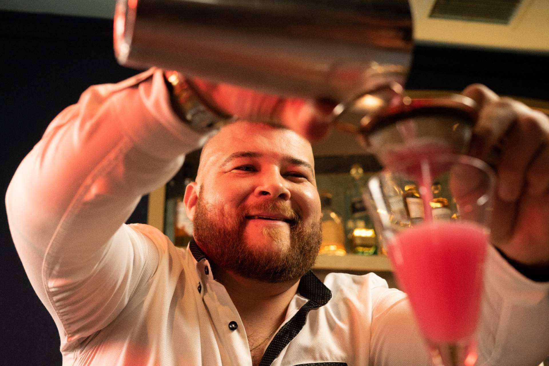 Una profesión con futuro es el bartending, según la Escuela de Coctelería