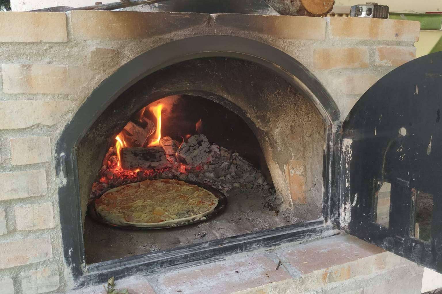 Qué beneficios conlleva cocinar en hornos de leña, por Gaudir amb Foc