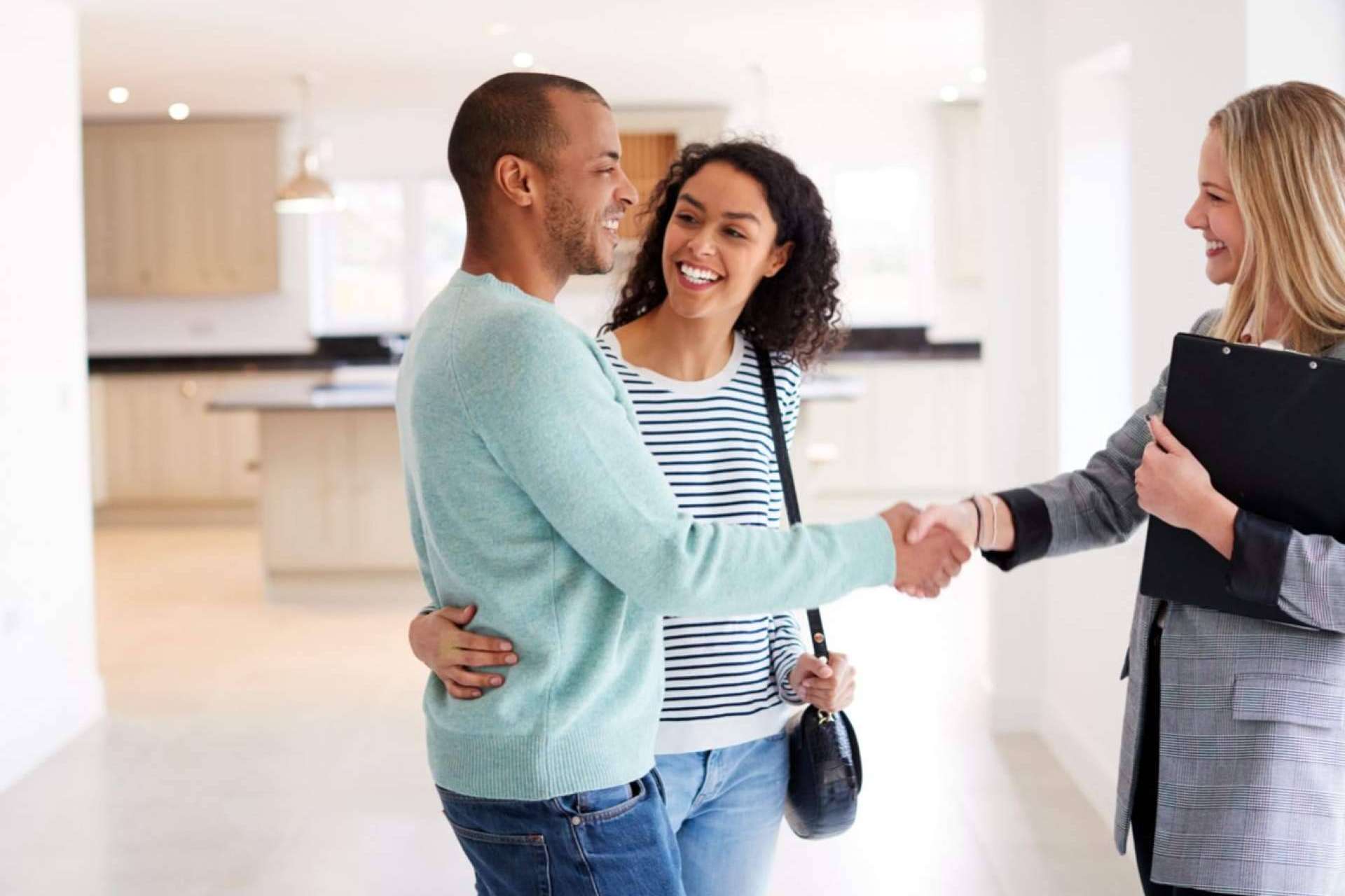 Contratar servicios de asesoría en la compraventa de inmuebles, de la mano de expertos inmobiliarios en Madrid