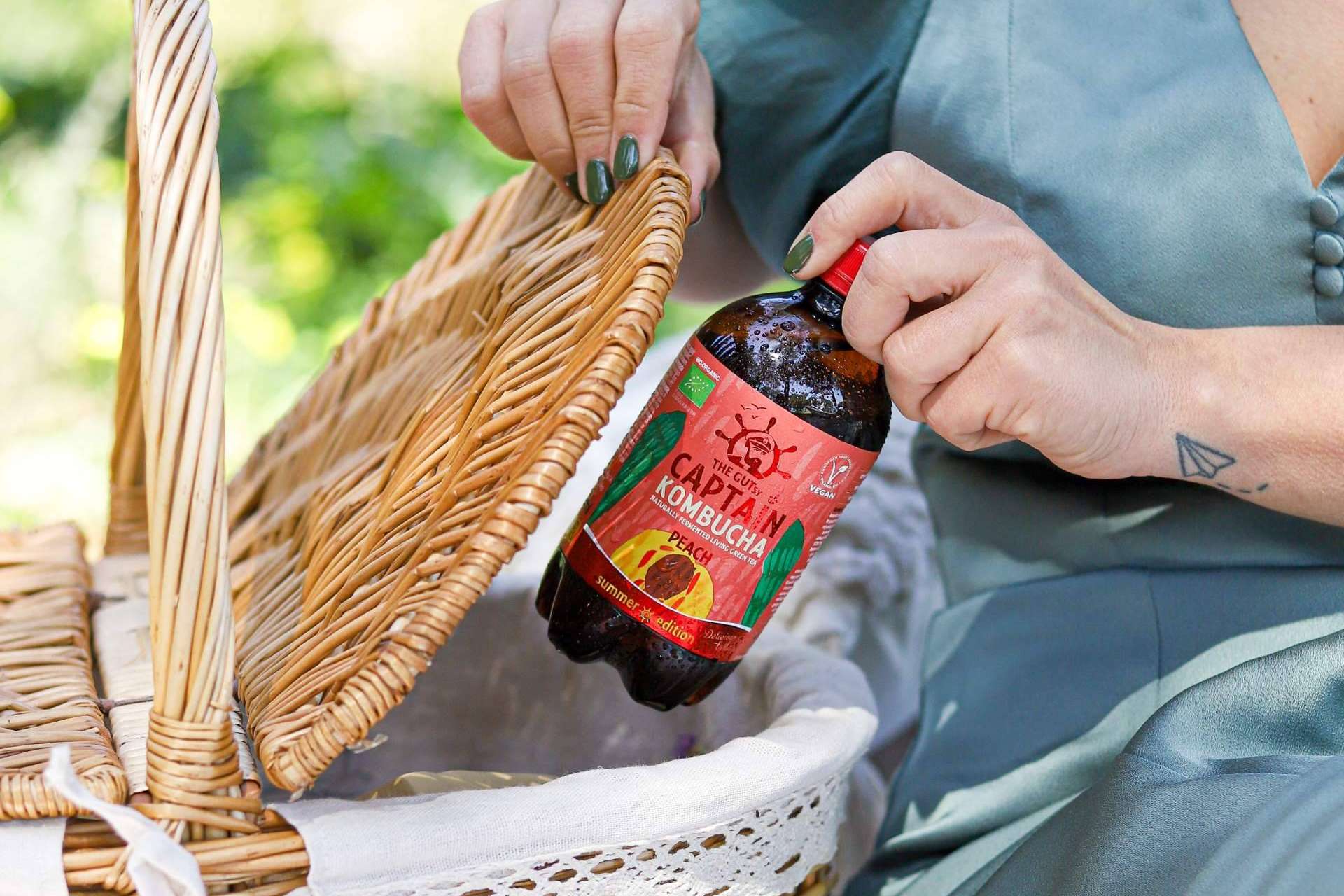 GUTsy Captain kombucha con sabor a melocotón, una edición especial de verano