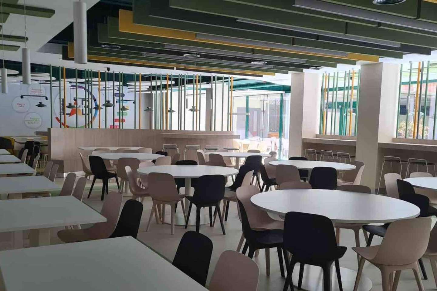 Mejorar el acondicionamiento acústico de comedores de colegio con paneles fonoabsorbentes