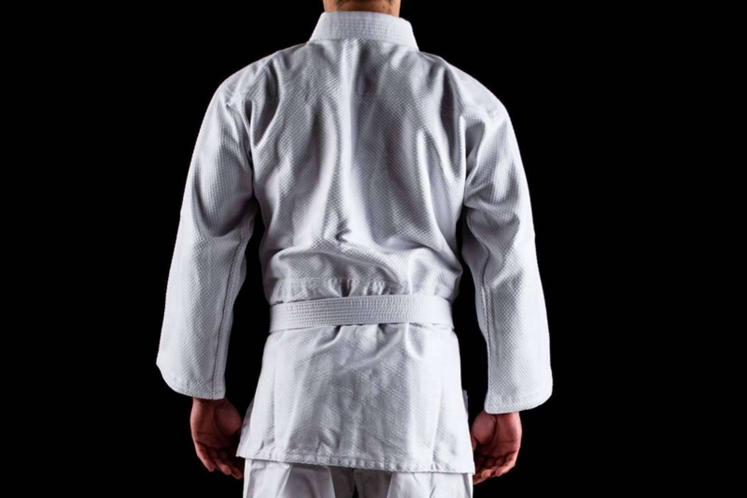 Uniformes para la práctica de karate y judo, disponibles en Katanamart