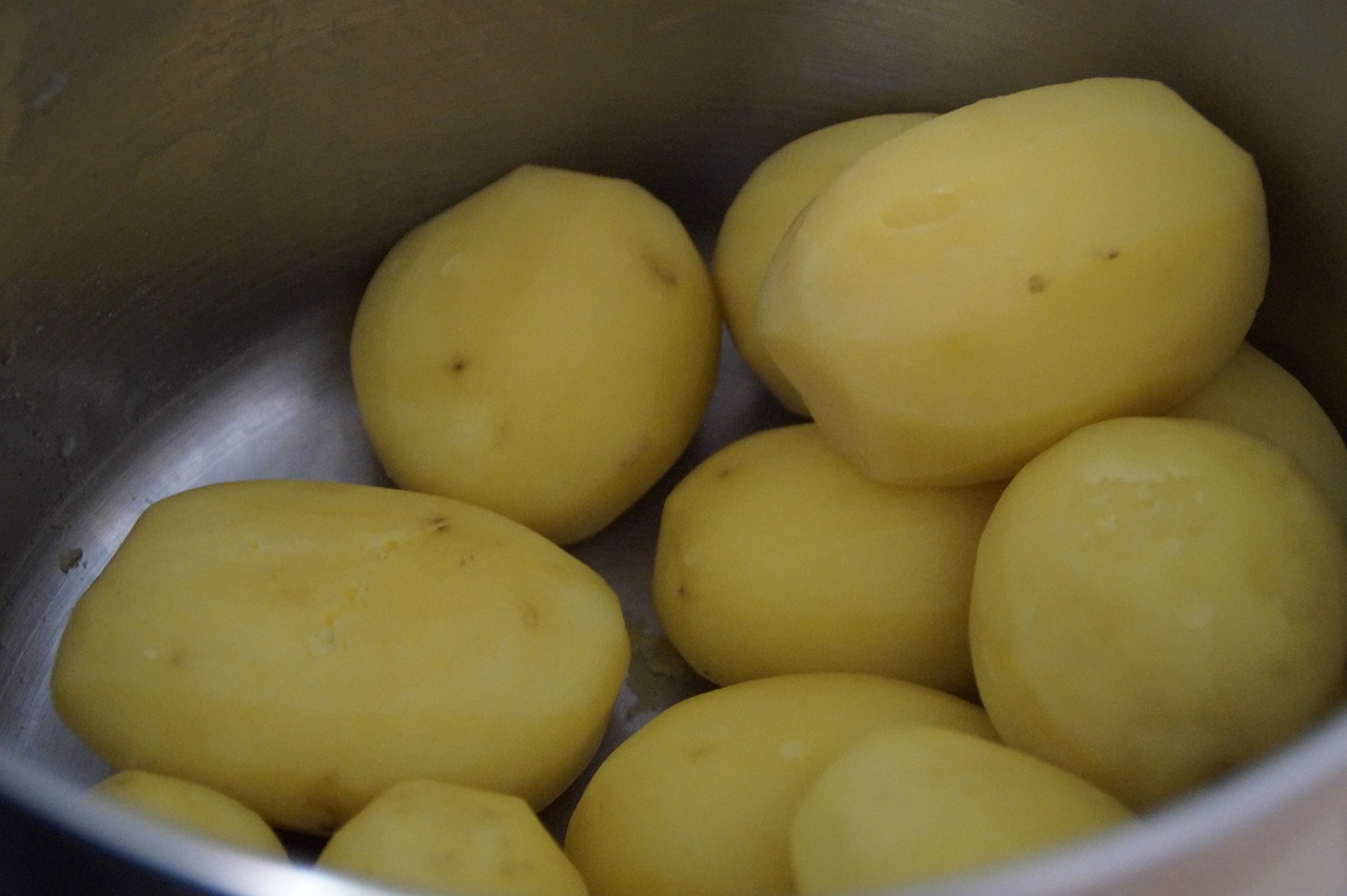 Descubre la manera más surrealista de cocer patatas, te vas a quedar de piedra