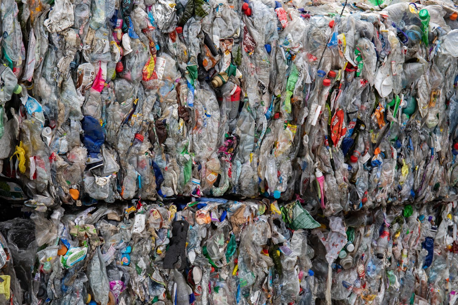 La batalla de Greenpeace y Ecoembes por el reciclaje de plásticos