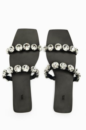 Sandalia plana piel adornos de Zara