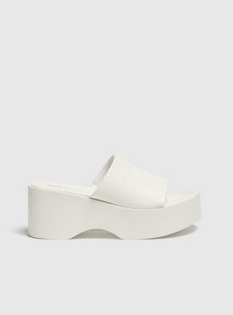 screenshot www.pullandbear.com 2023.05.08 13 31 34 Merca2.es