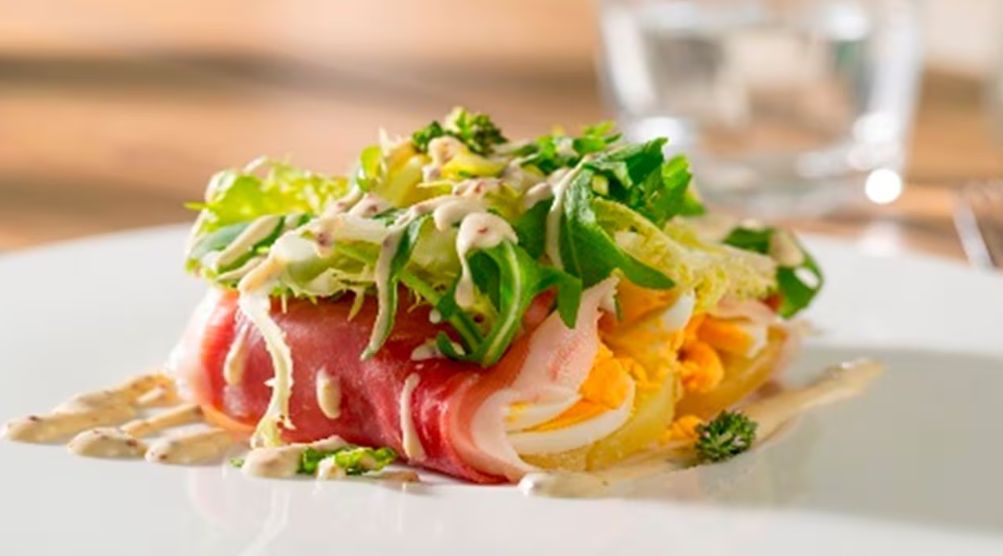 Rollo de patata relleno de atún y huevo