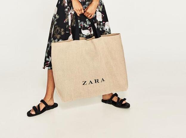 Este vestido holgado de Zara rejuvenece y estiliza a los 50 y está a punto de agotarse