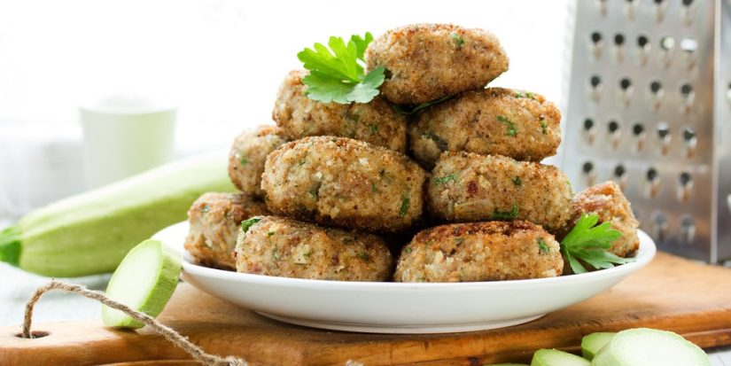 Amasamos y hacemos las albóndigas de calabacín