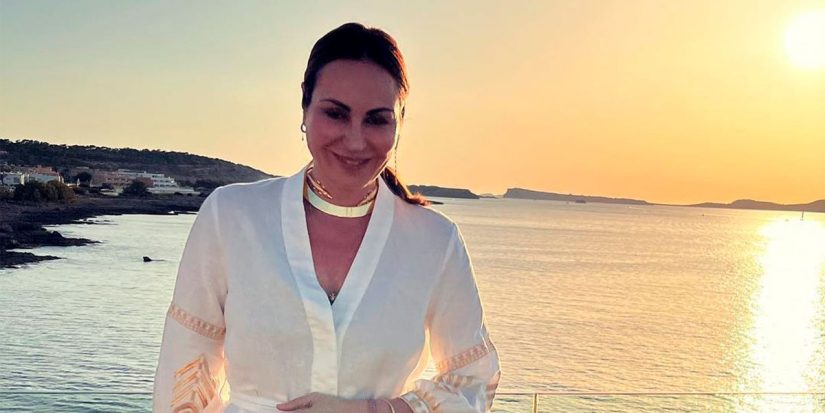 El vestido blanco con mangas abullonadas de Mango