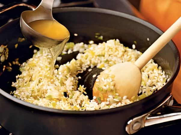 Añade el resto del caldo