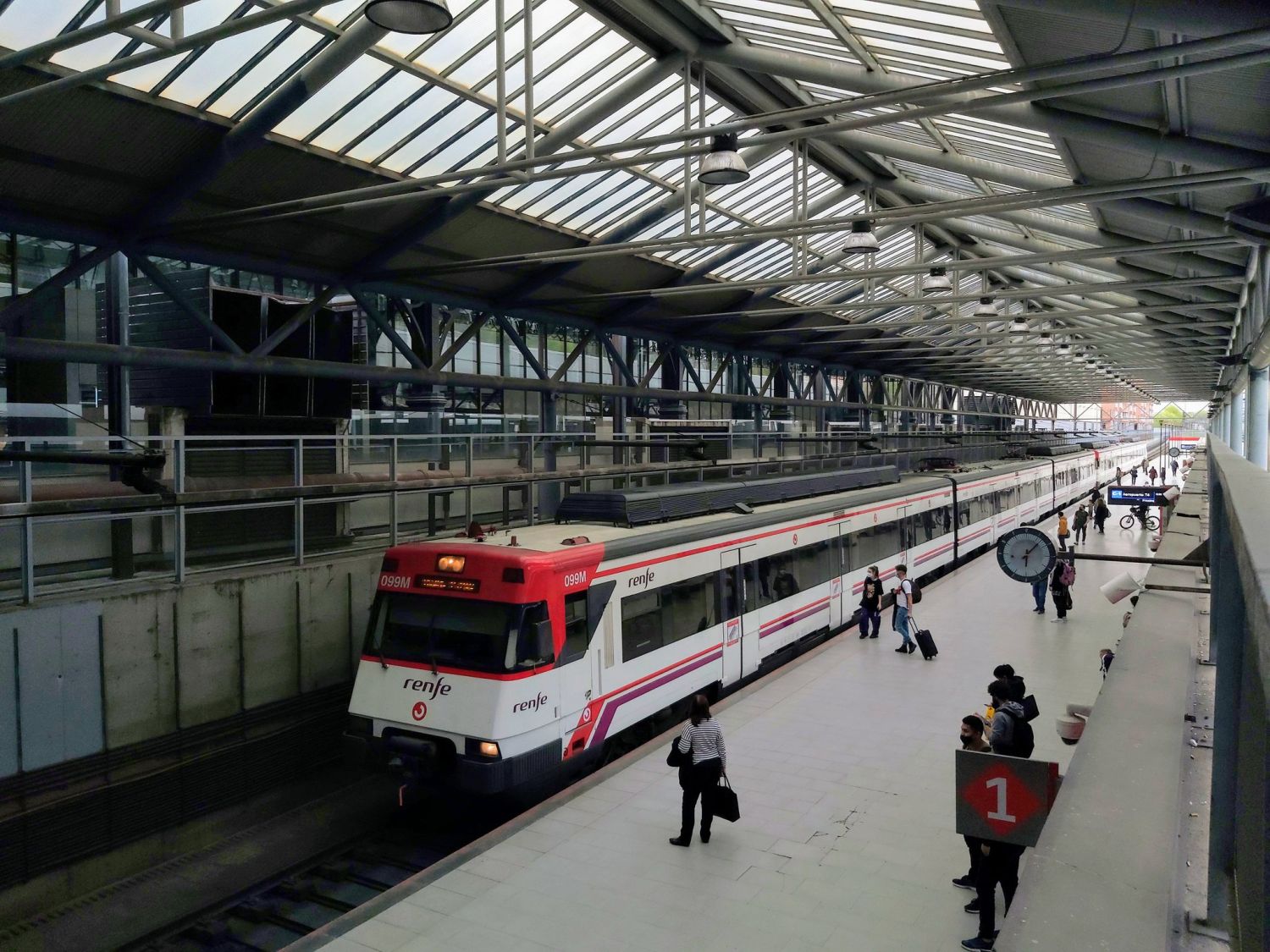 Raquel Sánchez defiende las inversiones en transporte público mientras se descarrila el Cercanías