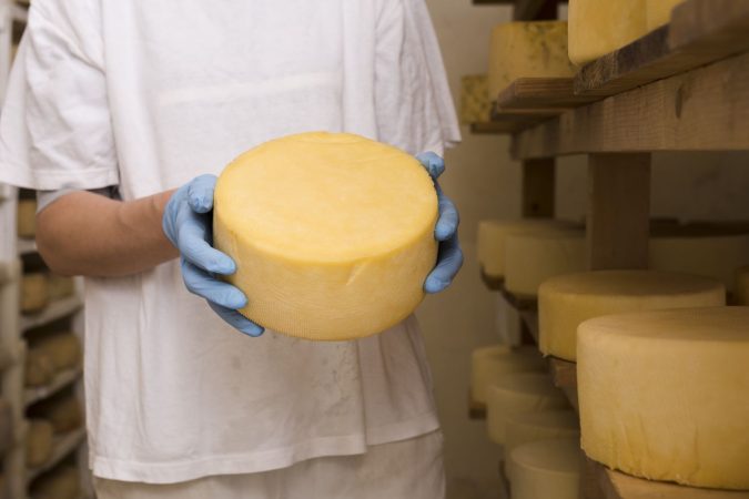 Mercadona tiene el queso más sano, bajo en calorías y con proteínas de calidad 57 Merca2.es Así se hace el queso de Mercadona.