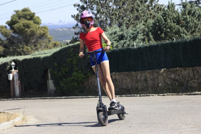 Camilo Blanes en patinete
