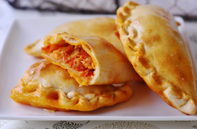 El cocinado de las empanadillas de atún al horno