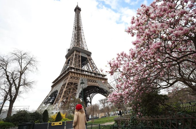 EuropaPress 5070493 paris march 20 2023 woman passes by magnolia blossoms at the champ mars Merca2.es